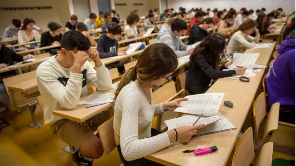 Estudiantes realizando una prueba de acceso