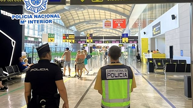 Agentes de la Policía Nacional en el aeropuerto Miguel Hernández.