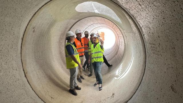 Bernabé Cano visita con los técnicos esta infraestructura.
