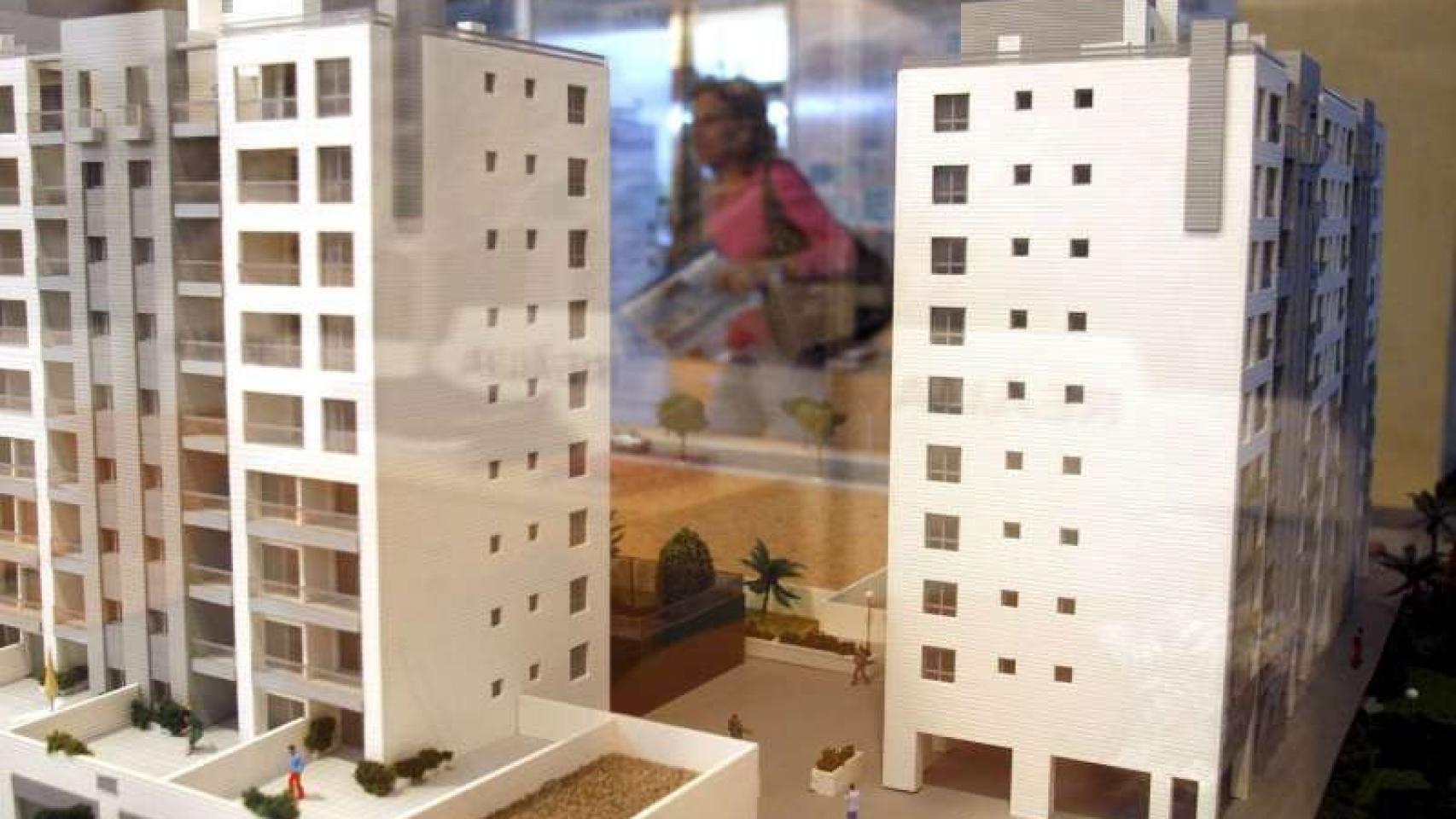 Maqueta en una feria inmobiliaria en Alicante, en imagen de archivo.