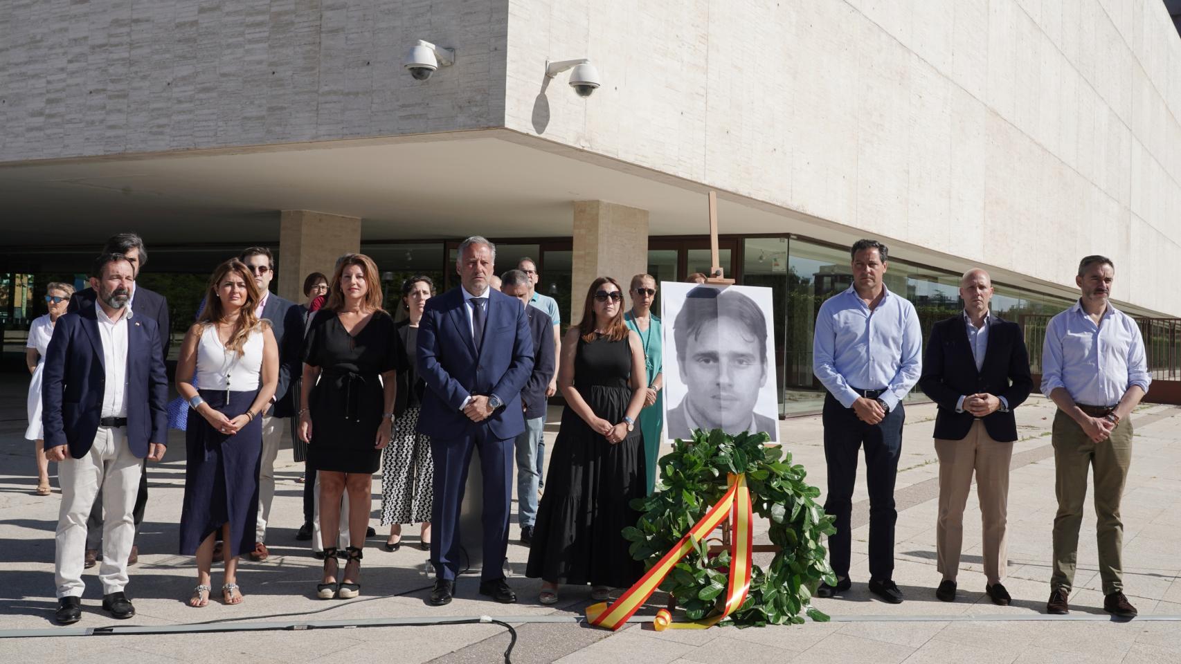 El minuto de silencio guardado este jueves en la entrada de las Cortes en recuerdo de Miguel Ángel Blanco, asesinado hace 26 años por ETA.