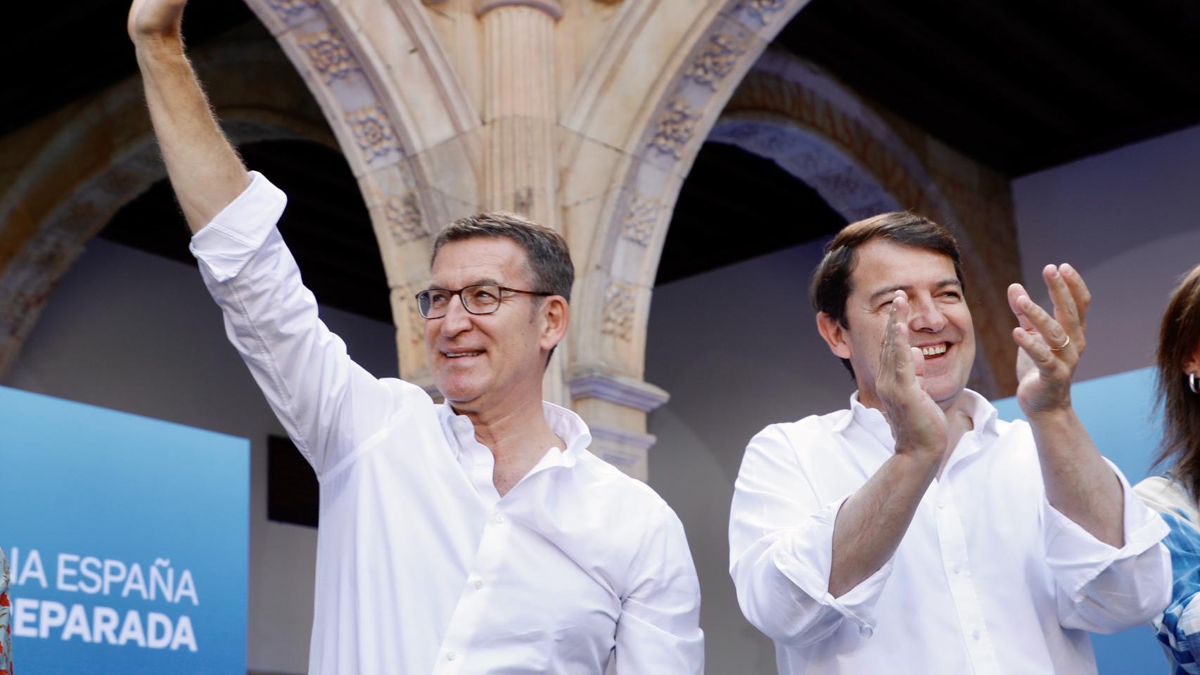 El presidente del PP, Alberto Núñez Feijóo, y el presidente de la Junta y del PPCyL, Alfonso Fernández Mañueco, en un acto en Salamanca.