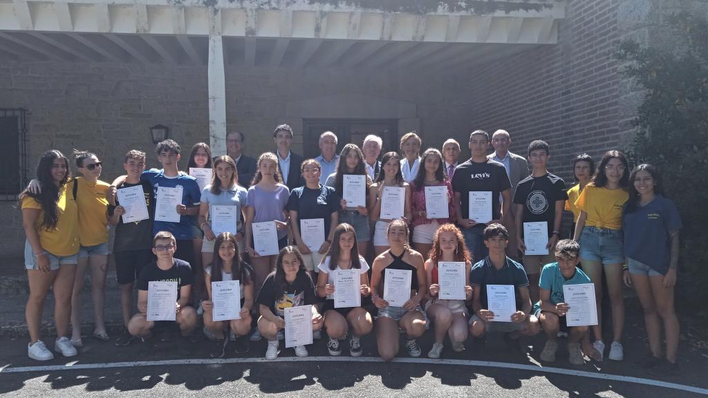 Entrega de diplomas a los estudiantes de ESO participantes en el campamento