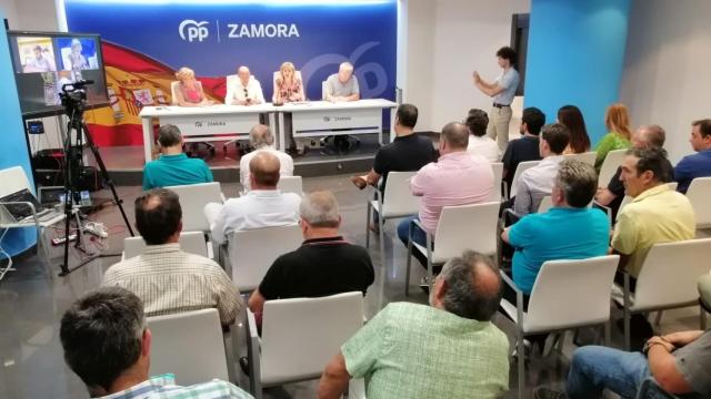Candidatos del PP en una reunión con las asociaciones de cazadores