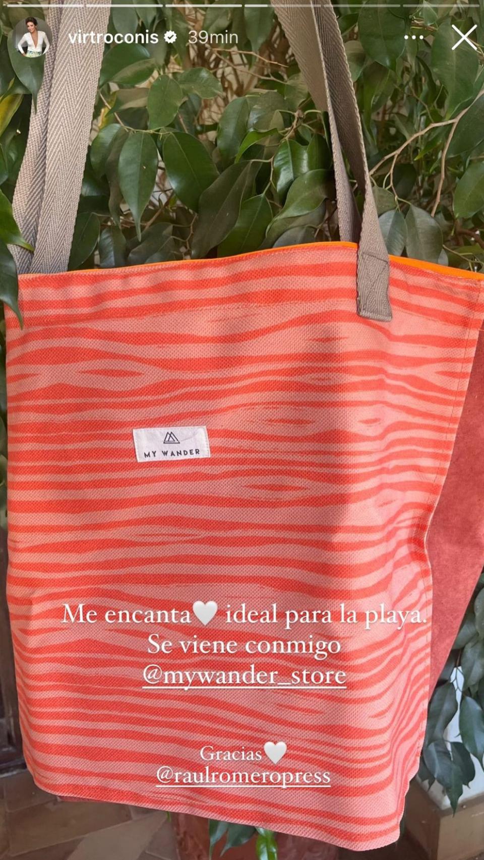 El bolso que ha recibido Virginia Troconis para los días de playa y piscina.