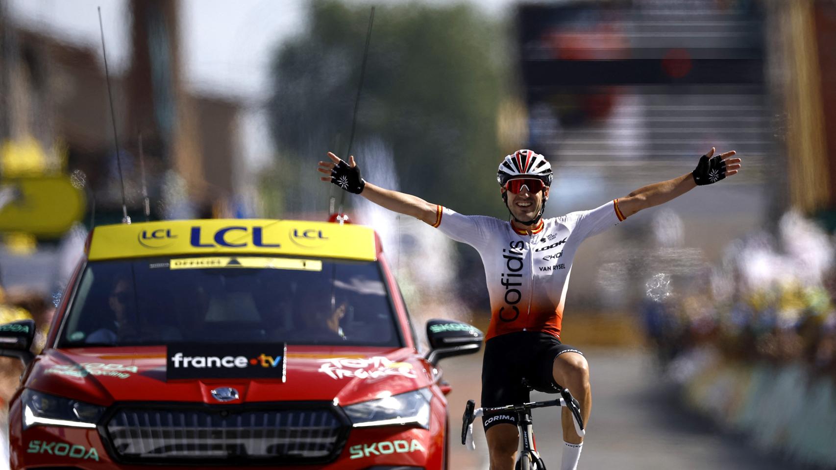 Ion Izaguirre celebra su triunfo en Belleville en Beaujolais en el Tour de Francia.
