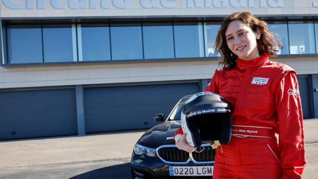 Isabel Díaz Ayuso, presidenta de la Comunidad de Madrid, con un mono de piloto