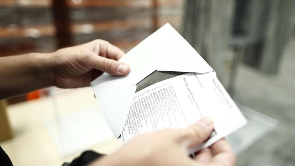 Un sobre con un voto en las pasadas elecciones del 28 de mayo.