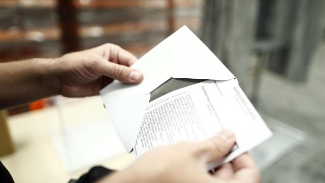 Un sobre con un voto en las pasadas elecciones del 28 de mayo.