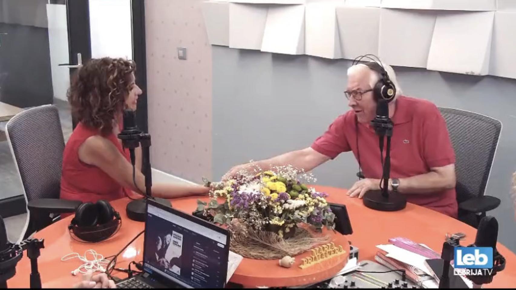 La ministra María Jesús Montero mientras el vidente lee la mano en una entrevista en la televisión local de Lebrija.