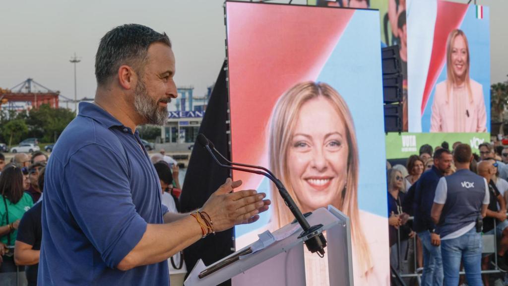 Santiago Abascal presenta a la primera ministra italiana Giorgia Meloni en un acto de campaña.