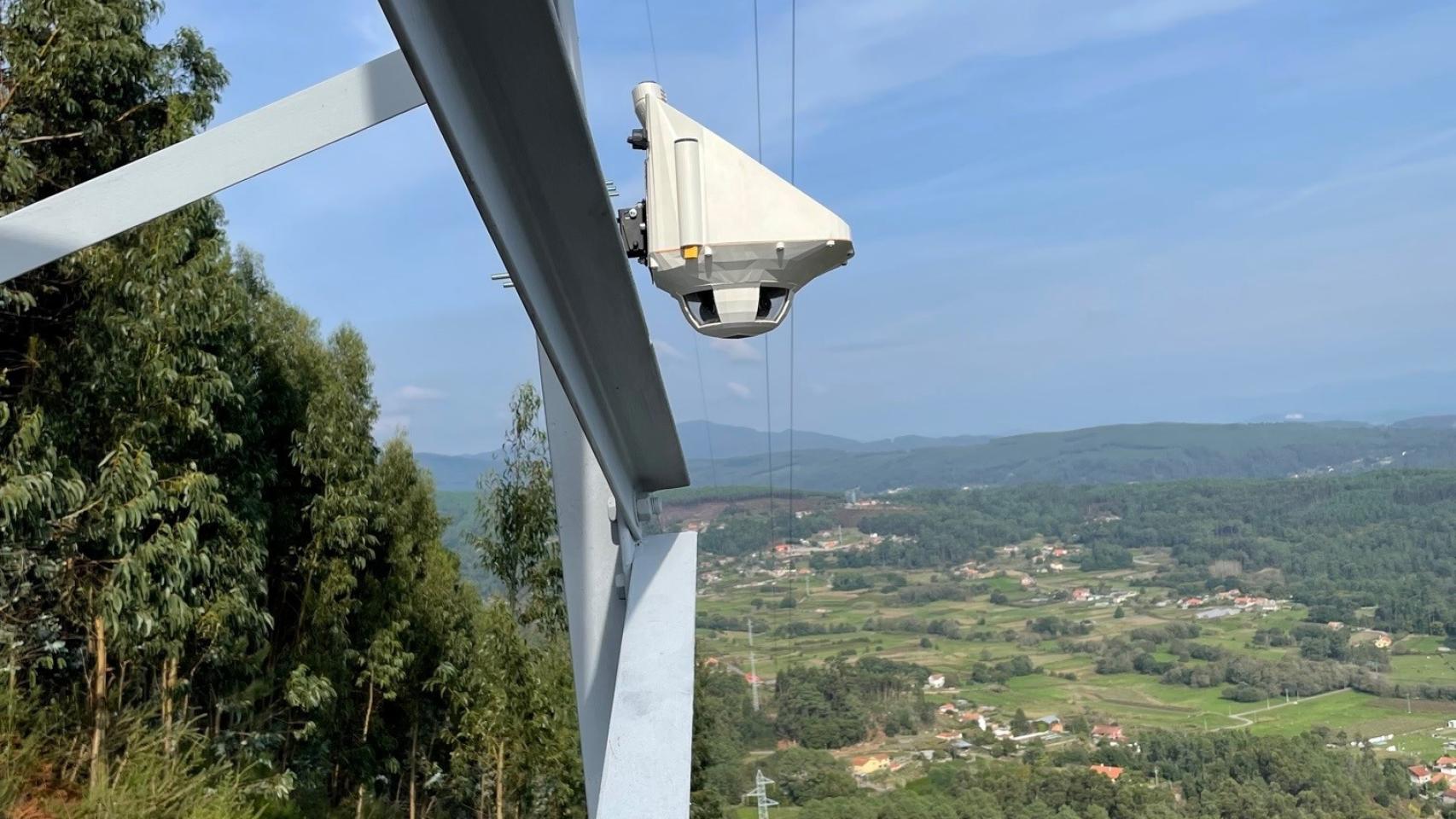 Dispositivo de Fire Detection instalado en una torre de alta tensión.