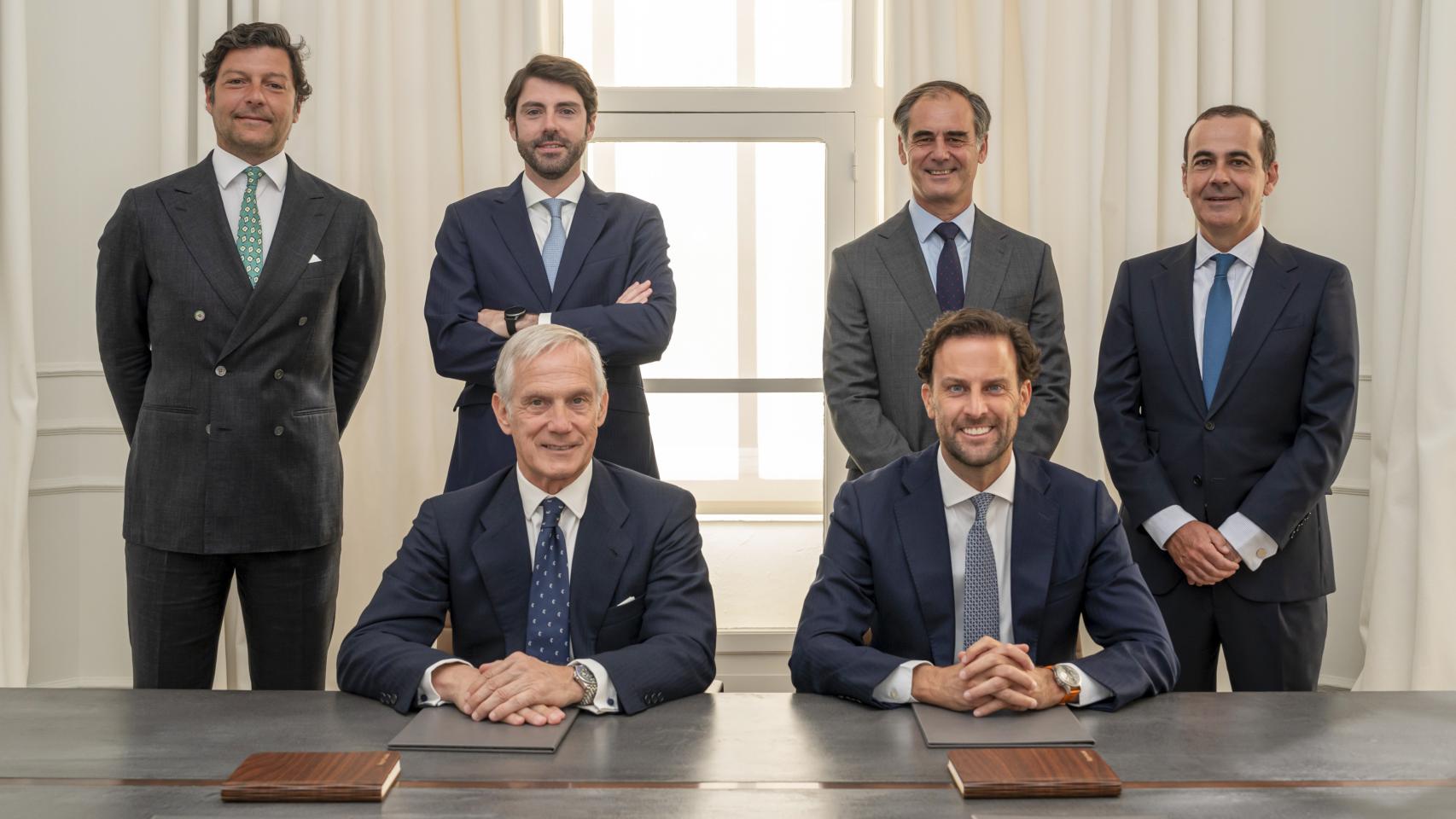 Los equipos de BlackRock y Bestinver firman el acuerdo. Abajo a la izquierda, Enrique Pérez-Pla, CEO de Bestinver, y a la derecha, Javier García Díaz, responsable de Ventas para BlackRock en Iberia.