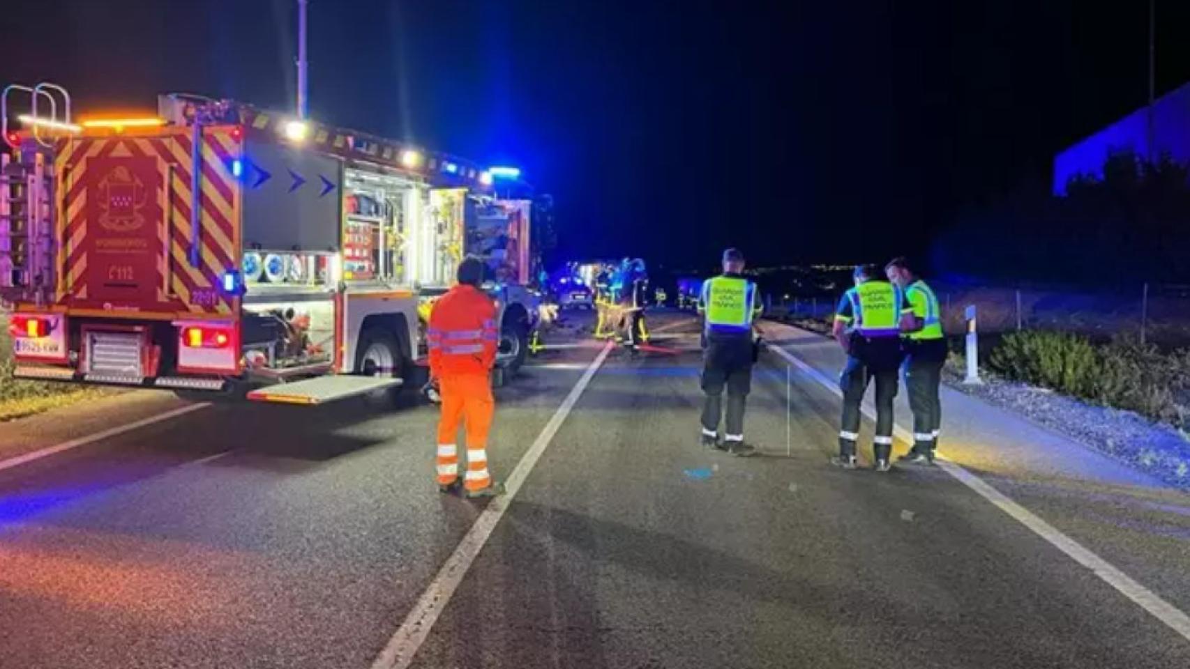 fectivos de Bomberos y Guardia Civil en el lugar del accidente de tráfico en Ajalvir (Madrid).