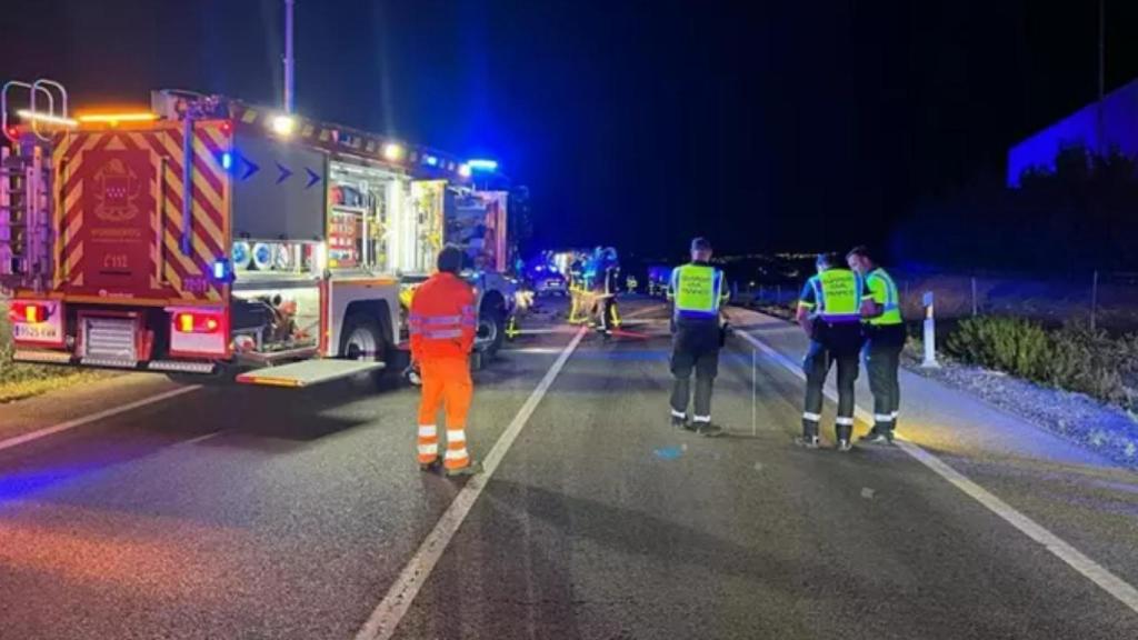 fectivos de Bomberos y Guardia Civil en el lugar del accidente de tráfico en Ajalvir (Madrid).