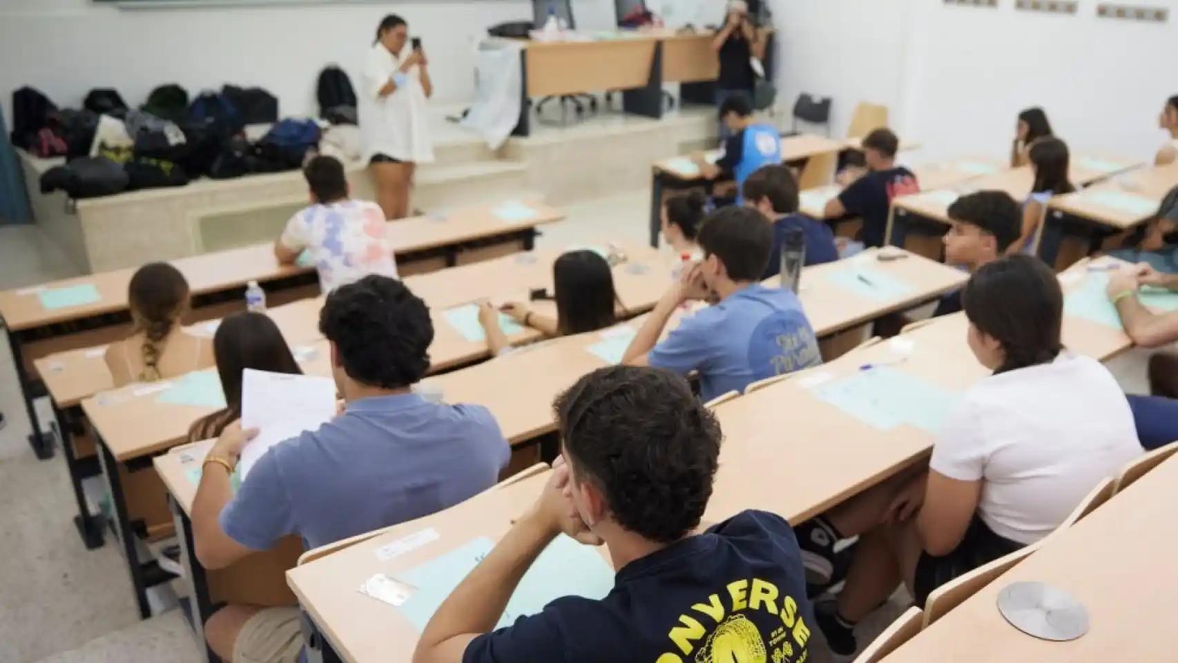 Alumnos examinándose de la EBAU.