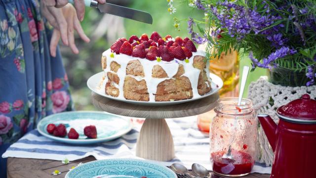 Una mujer cortando una tarta.