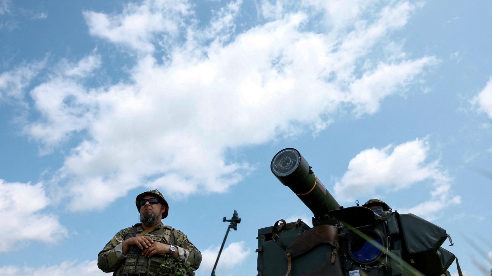 Militares ucranianos de una unidad de defensa aérea operan un sistema de defensa aérea portátil RBS 70 sueco durante su turno de combate, en medio del ataque de Rusia a Ucrania, en la región de Kiev,  el 27 de junio .