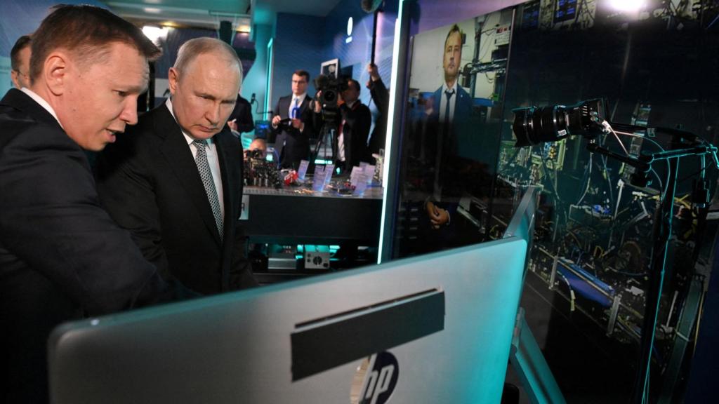 El presidente ruso, Vladimir Putin, habla a los reporteros de la televisión estatal en Moscú.