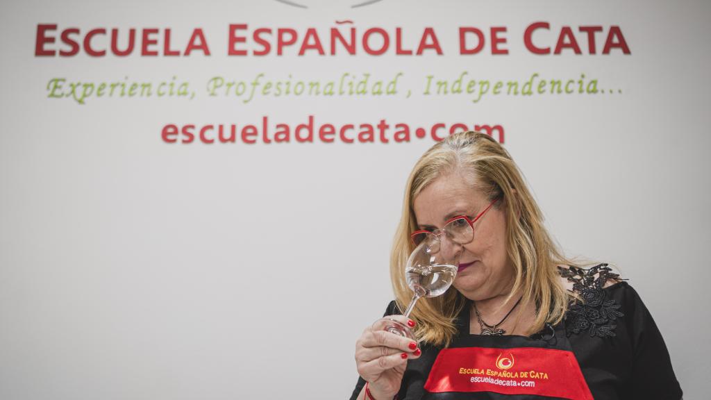 Carmen Garrobo comprueba el olor de una de las aguas