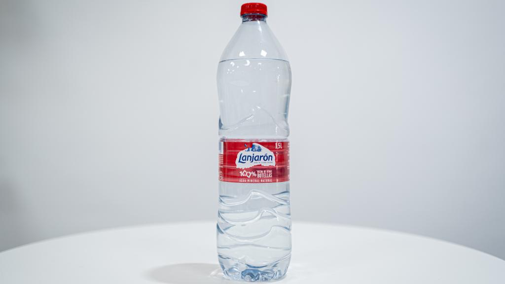 La botella de litro y medio de Lanjarón.