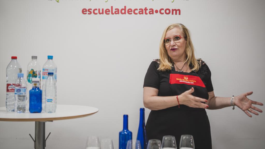Carmen Garrobo expone las características de cada agua.