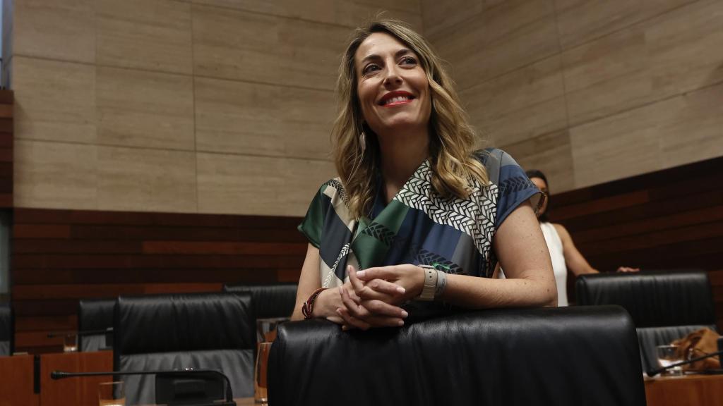 María Guardiola a su llegada al debate de su investidura, en la Asamblea de Extremadura.