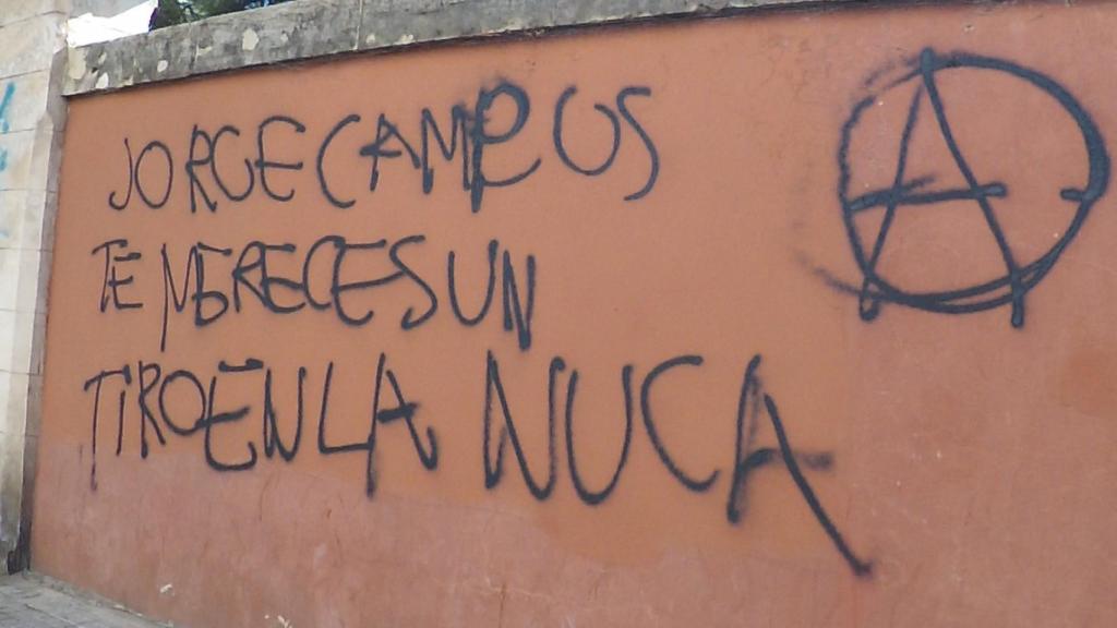 Una de las pintadas aparecidas en las proximidades al domicilio del candidato de Vox al 23J por Baleares, Jorge Campos.