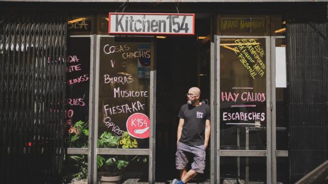 Alex Zurdo, a punto de entrar en faena, en Kitchen 154 Noviciado.