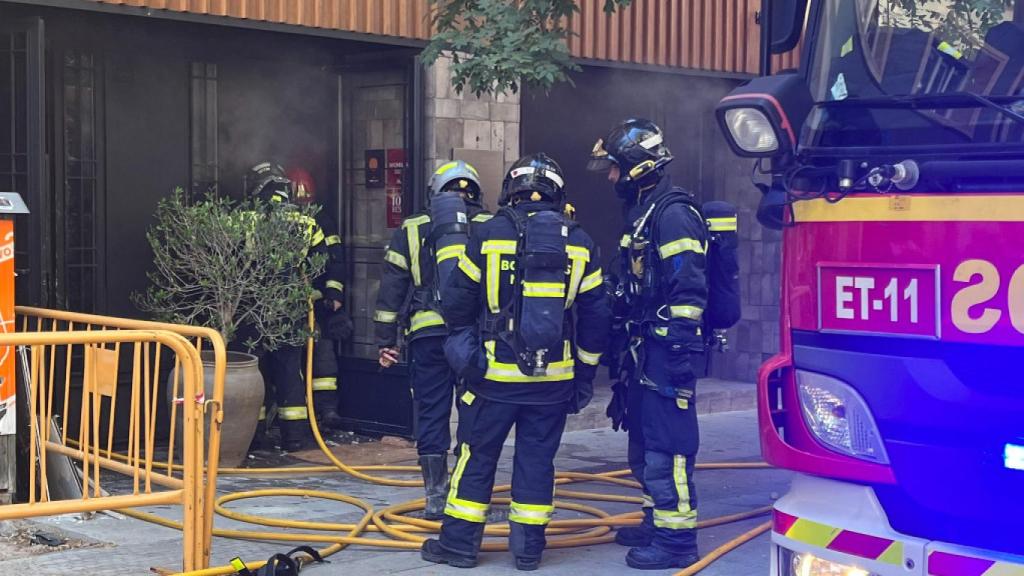 los bomberos en el lugar de los hechos.