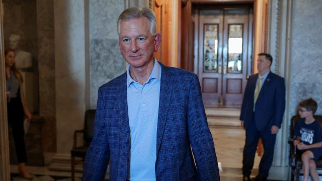 El senador republicano de Alabama Tommy Tuberville abandona el Capitolio de EEUU en Washington, este jueves.