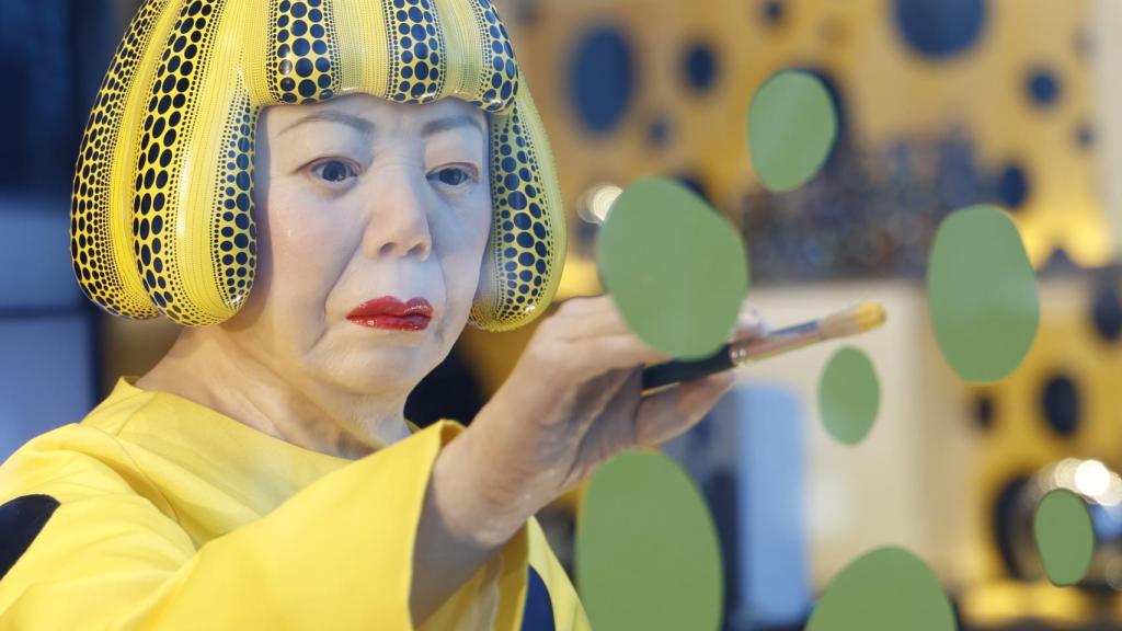 Una recreación a escala humana de Yayoi Kusama en los escaparates de LV en Tokio.