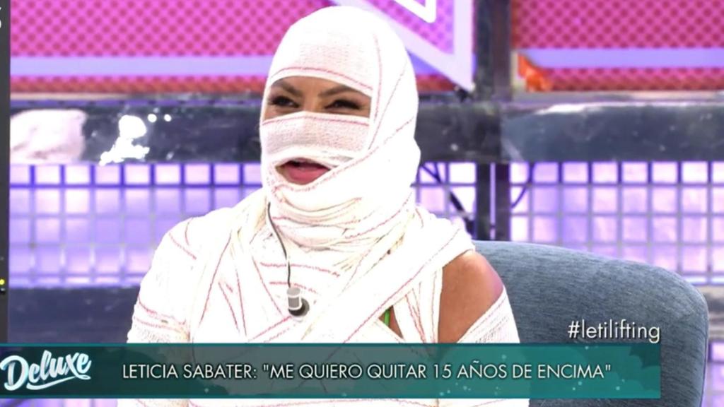 Leticia Sabater acudió cubierta de vendas a hablar de sus retoques.