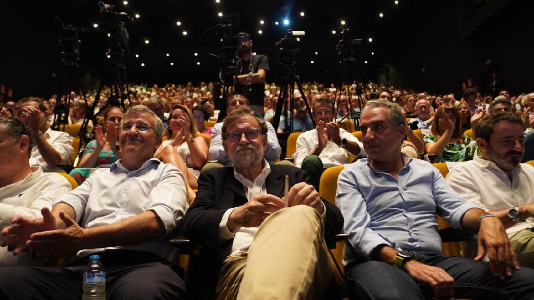 Mariano Rajoy, junto a Elías Bendodo en Estepona.