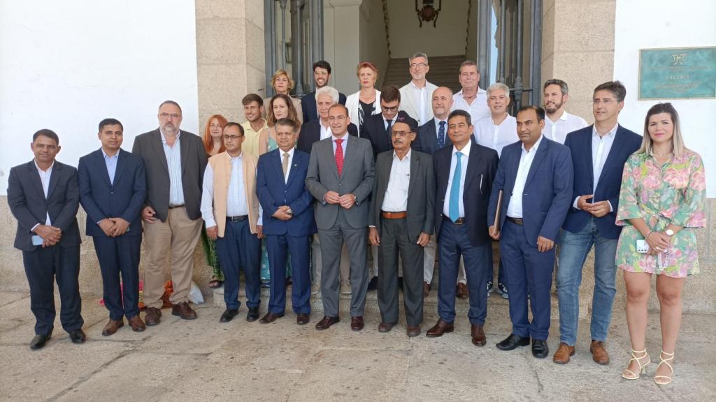 Representantes de la Fundación Lumbini, miembros del Gobierno de Nepal, el alcalde de Lumbini, el de Cáceres y concejales cacereños tras la reunión.