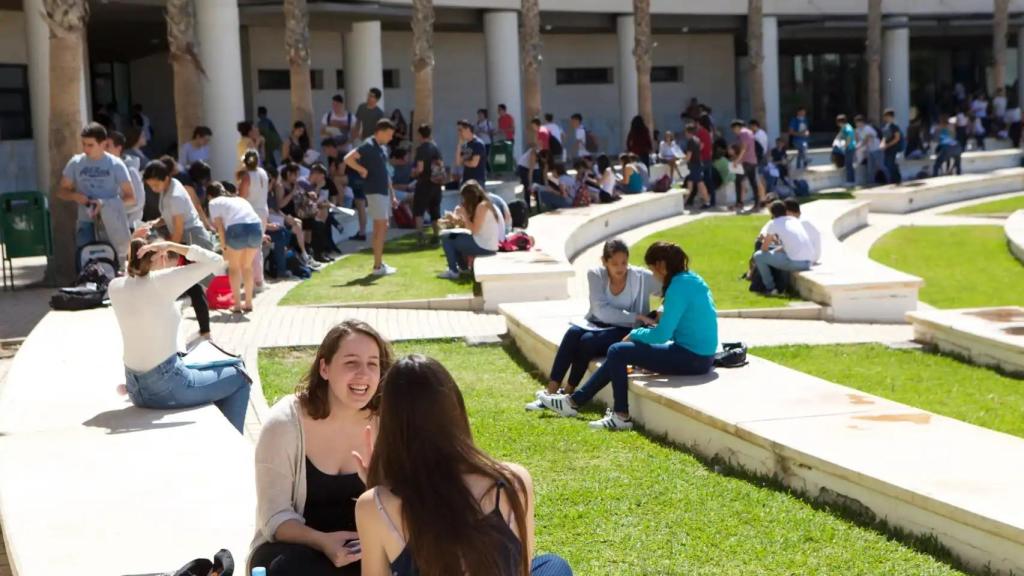 Alumnos en el campus de la universidad de Alicante, en imagen de archivo.