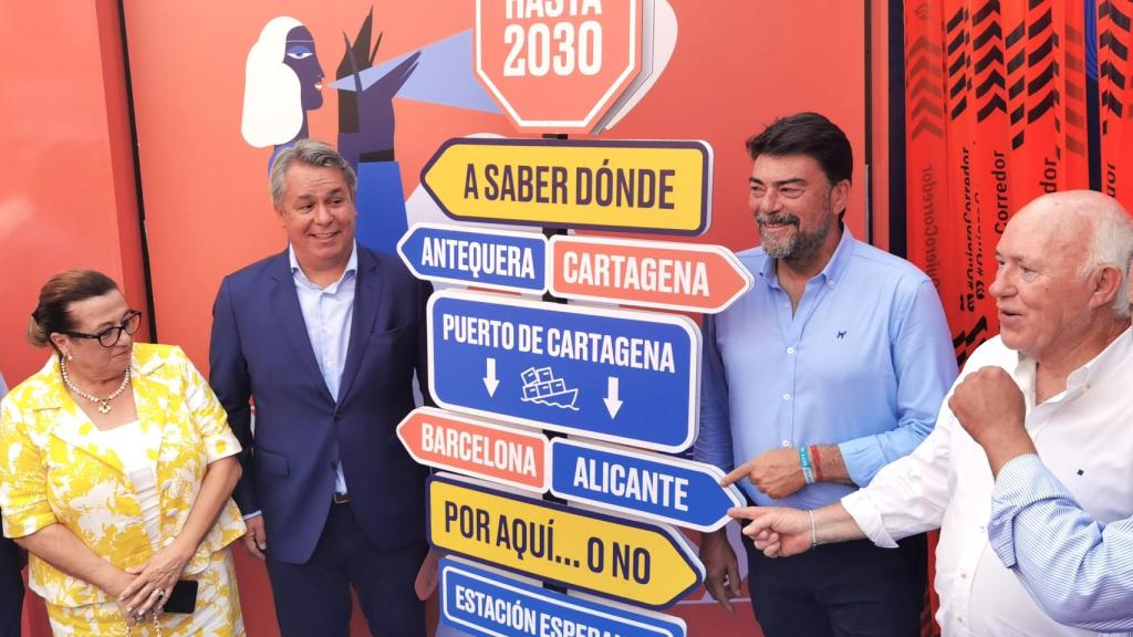 Empresarios, como Diego Lorente de AVE, y políticos como Luis Barcala, en la muestra.