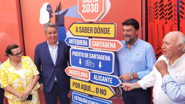 Empresarios, como Diego Lorente de AVE, y políticos como Luis Barcala, en la muestra.