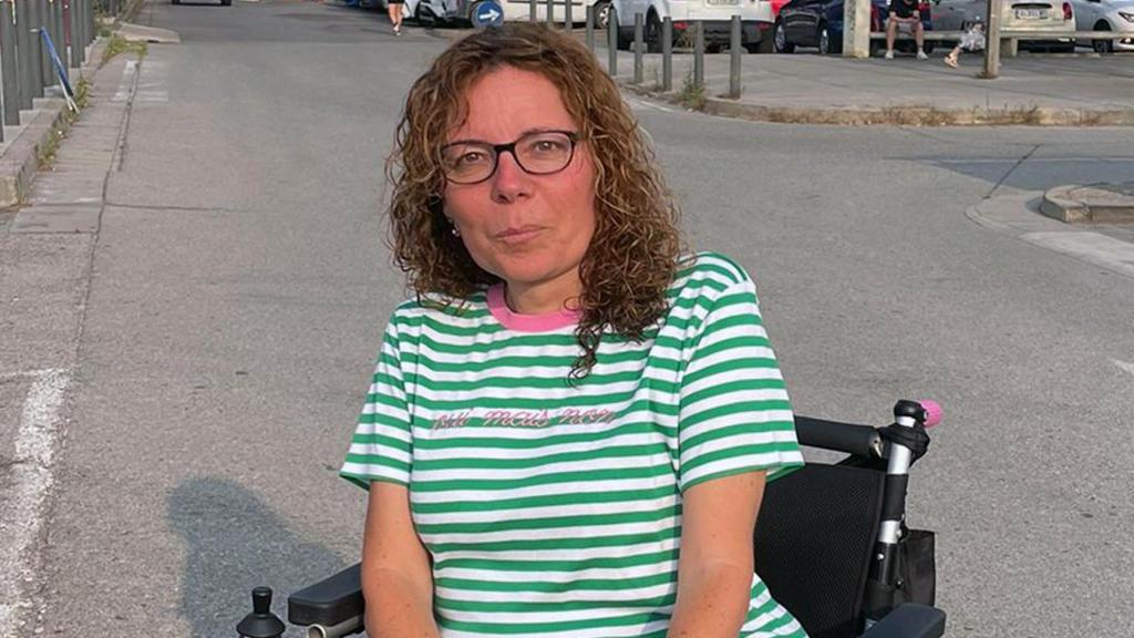 A Montse Font, de 45 años, le retiraron el tratamiento un mes en contra del criterio médico.