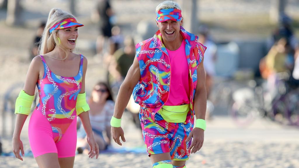 Margot Robbie y Ryan Gosling durante le rodaje de 'Barbie'-