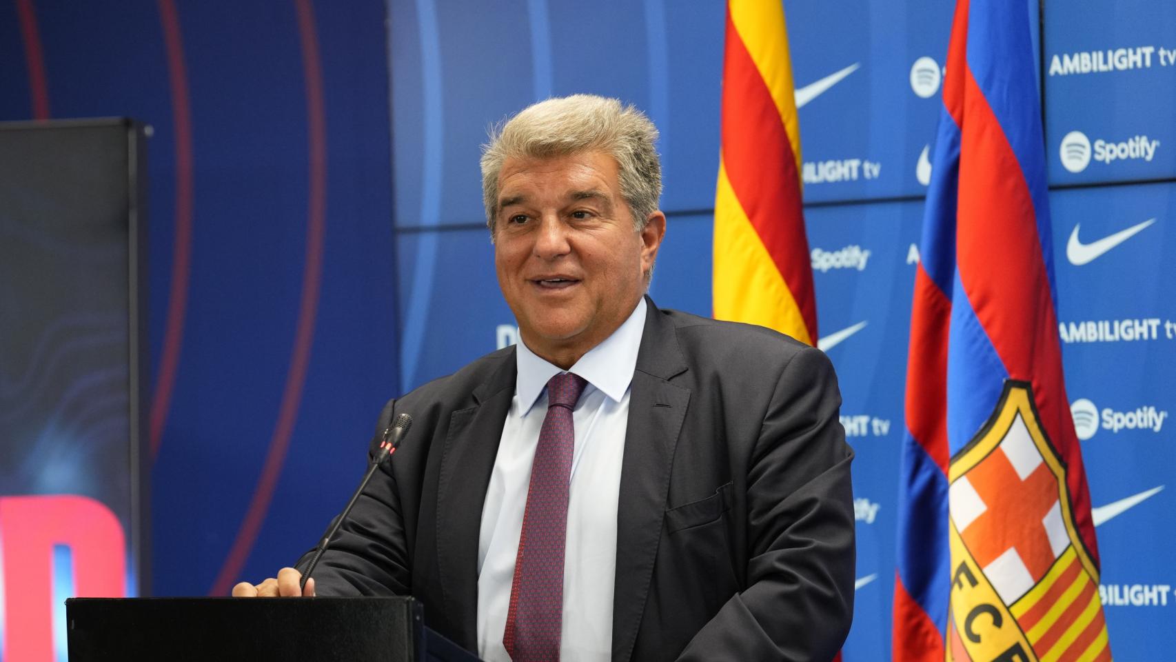 Joan Laporta, sonriente durante la presentación de Iñigo Martínez.