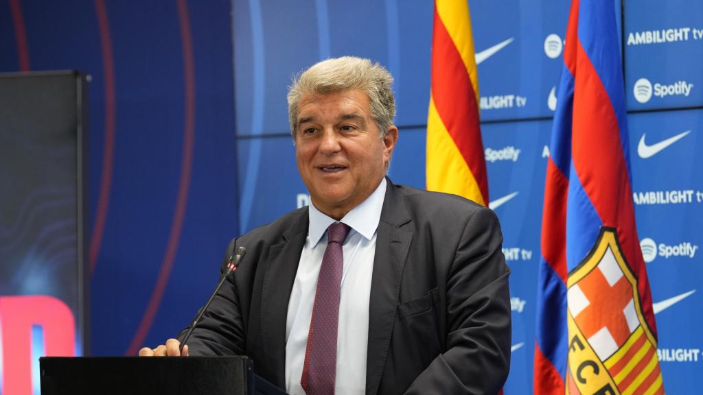 Joan Laporta, sonriente durante la presentación de Iñigo Martínez.