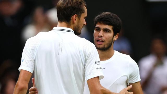 Abrazo entre Carlos Alcaraz y Daniil Medvedev tras la semifinal de Wimbledon 2023
