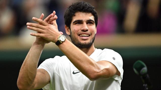 Carlos Alcaraz, aplaudiendo a la afición de la semifinal de Wimbledon 2023