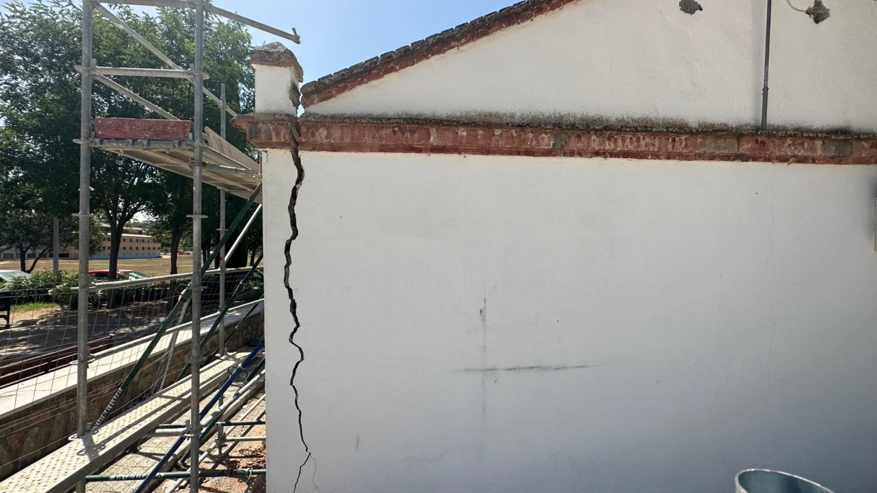 Grieta en la sede de la Asociación de vecinos 'Azumel' del Poblado Obrero