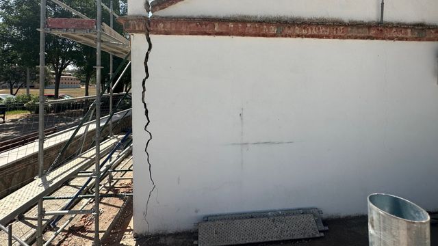 Grieta en la sede de la Asociación de vecinos 'Azumel' del Poblado Obrero