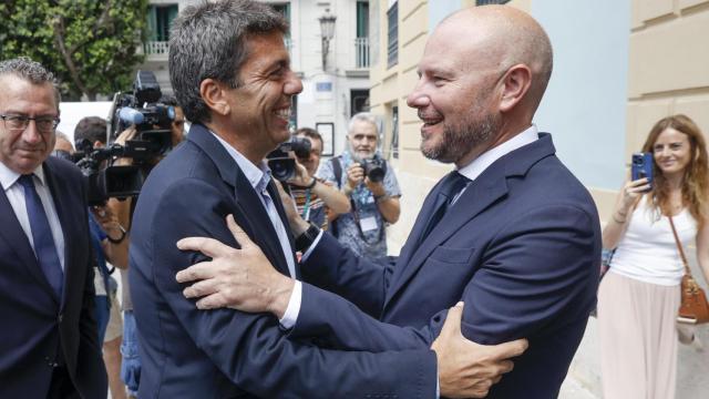 Carlos Mazón saluda al expresidente socialista de la Diputación, Toni Gaspar.