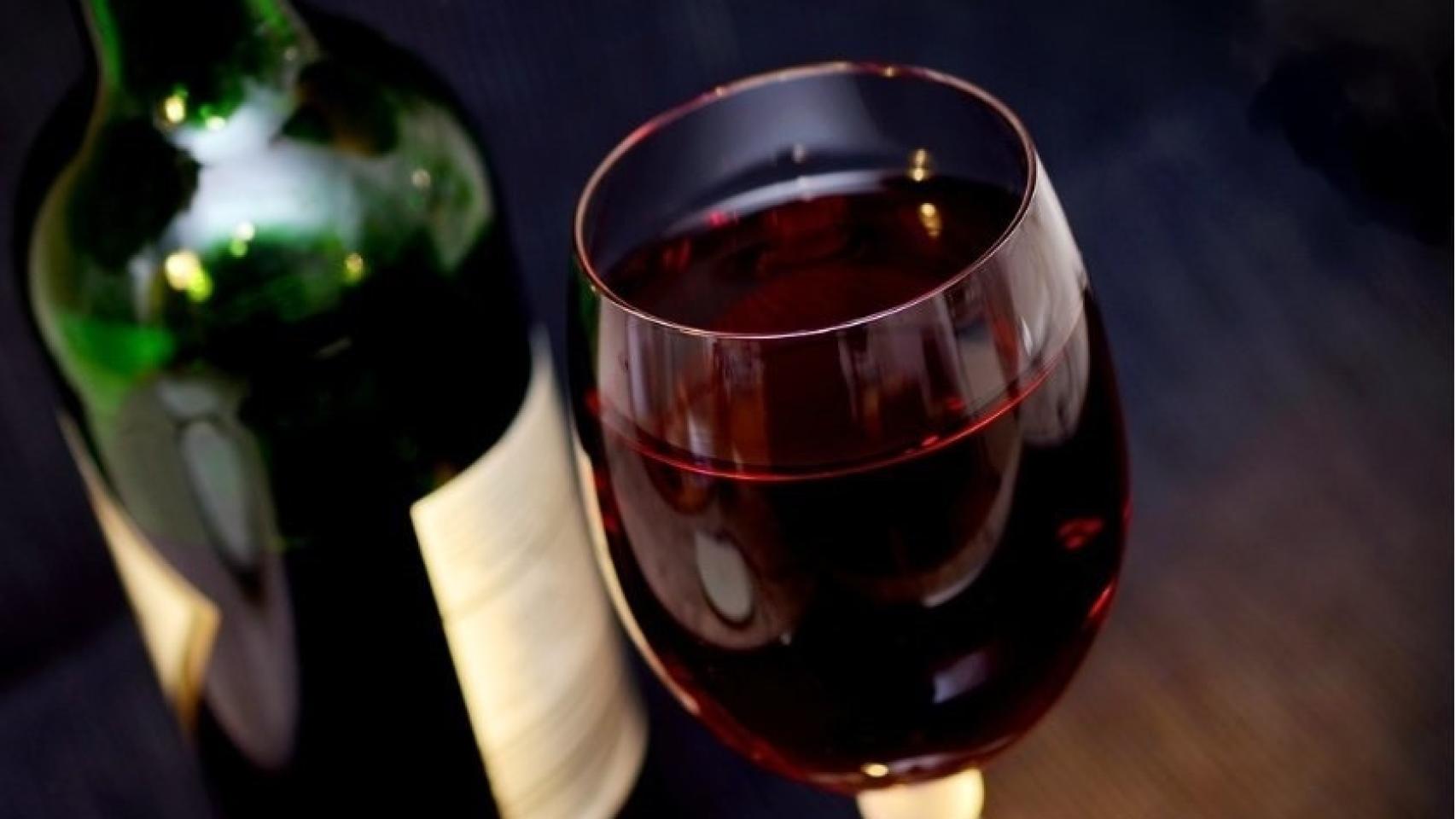Una copa de vino tinto.