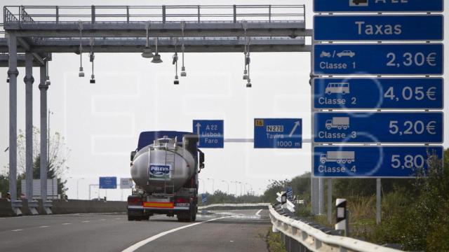 Un camión pasa por uno de los arcos de identificación automática de vehículos para el cobro de peaje en Portugal.