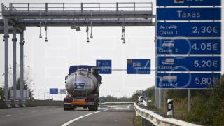Un camión pasa por uno de los arcos de identificación automática de vehículos para el cobro de peaje en Portugal.